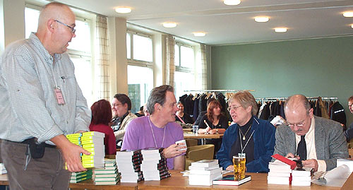 Hedersgjestene signerer